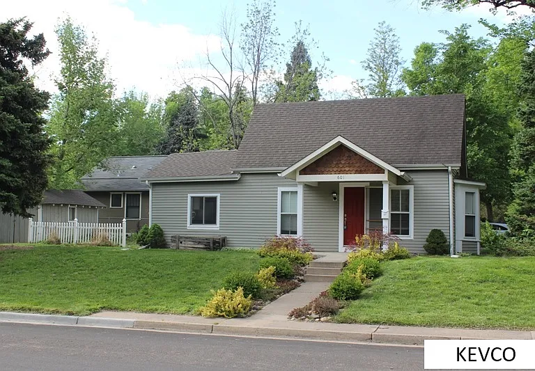 601 E Myrtle St — Photo 1