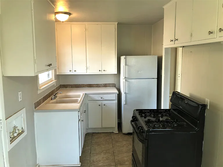 2403 E 5th St — Photo 4