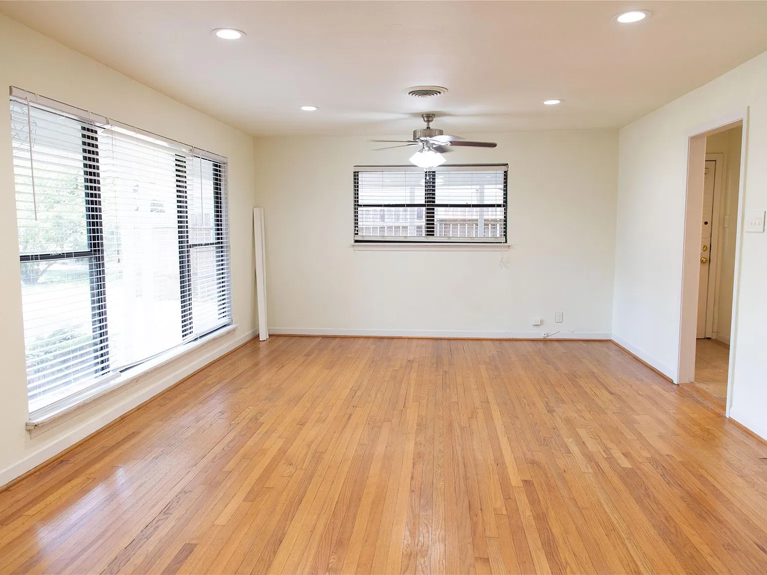 3 bed, 2.0 bath, 1579 sqft, $1,950 — Photo 2