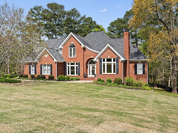 5th image of 373 Bridgewater Dr