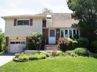 4 Martin St, Massapequa, NY 11758