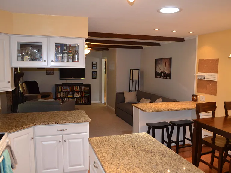 861 Hawthorne Dr — Photo 6