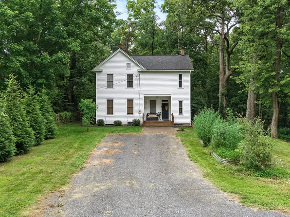 2417 Vineyard Rd, Falling Waters, WV 25419