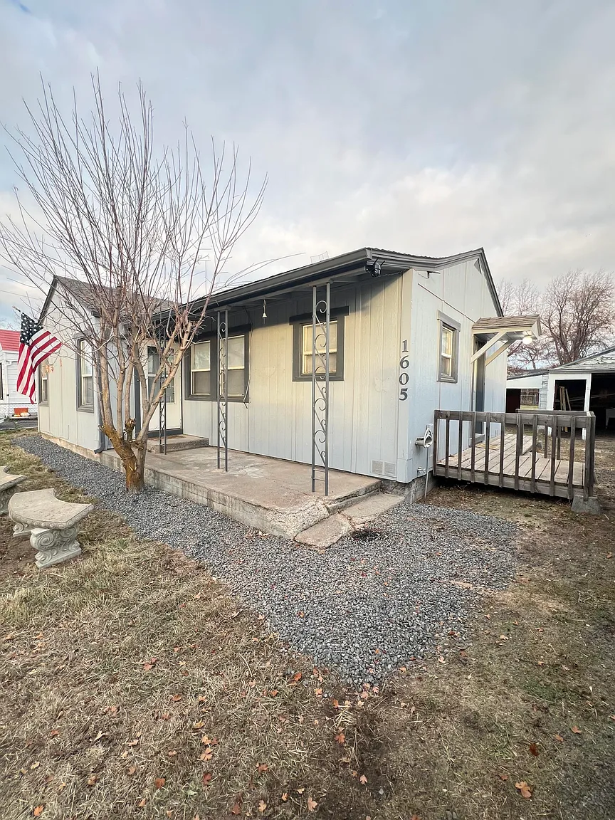 1605 Avalon St photo 1