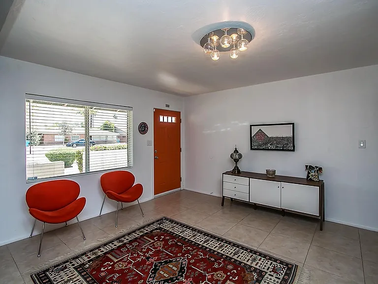 2514 E Campbell Ave — Photo 2