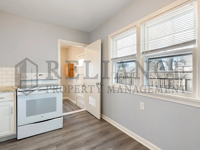 1047 S Glenn St — Photo 13