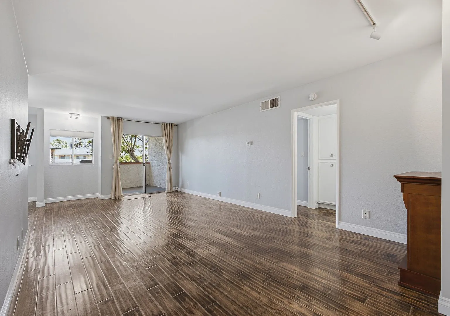 Bright & Spacious Top-Floor Condo in the Heart of Pasadena — Photo 2