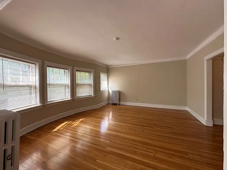 Bright, Spacious 3BR in Prime Upper East Side — Photo 2