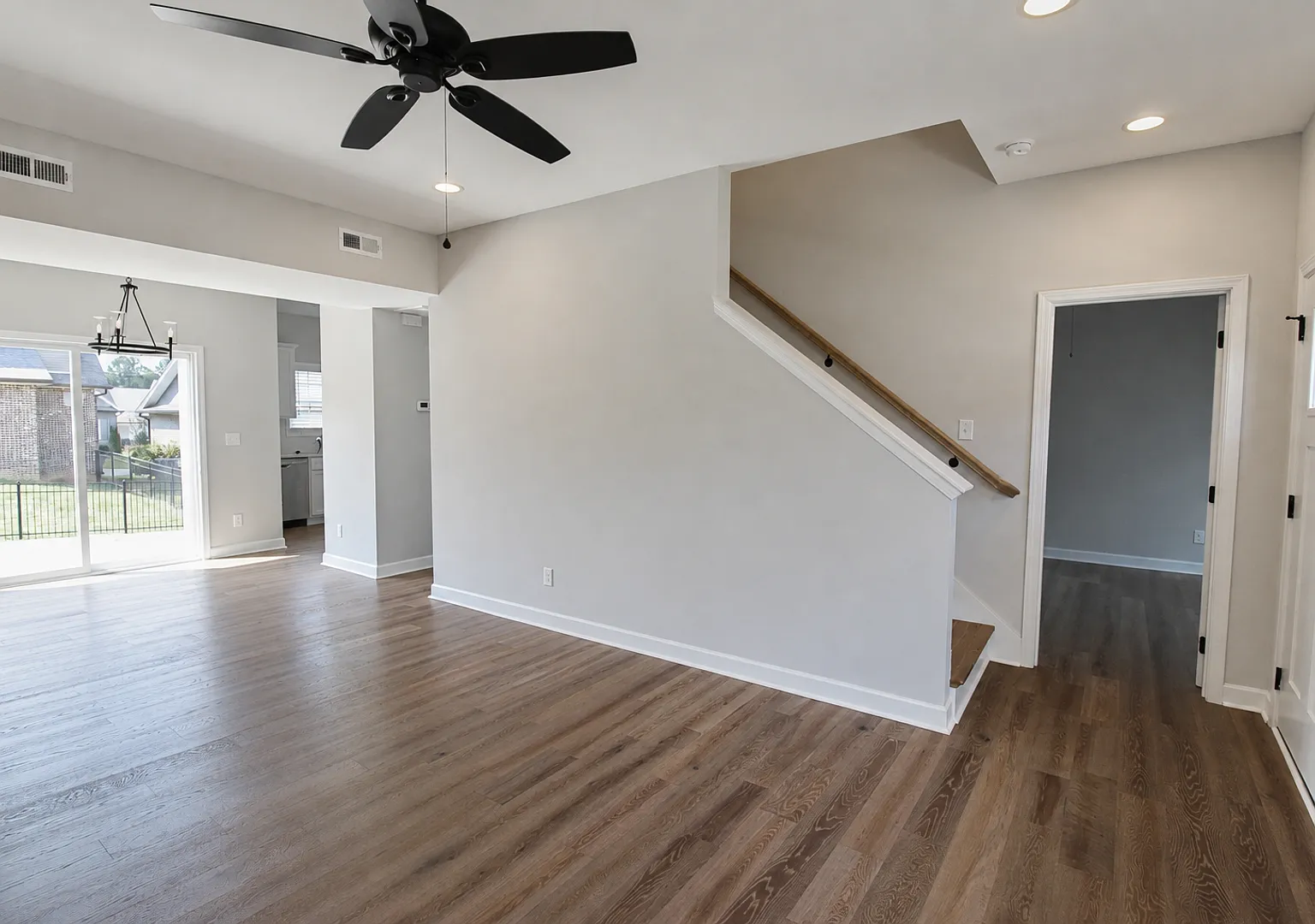 Pet-Friendly 3-Bedroom Home with Fenced Backyard and Garage — Photo 3