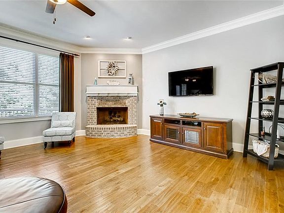 5th image of 100 Autumn Glen Dr