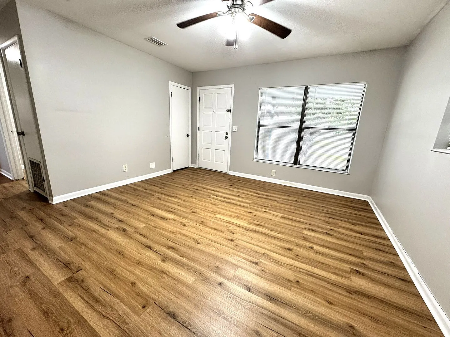 3 Bedroom / 1.5 Bathroom Orange Park Home — Photo 3