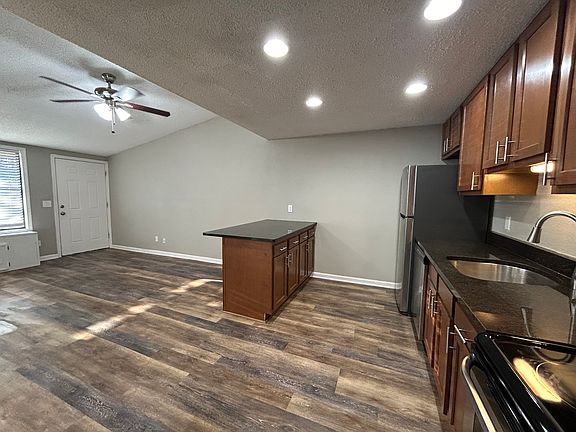 4th image of 253 Waterbury Ct