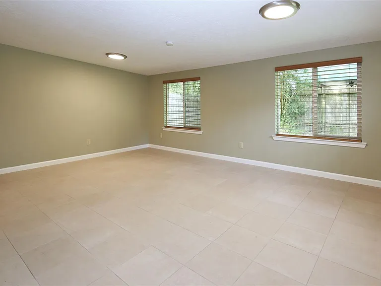 2806 Bluebonnet St — Photo 8