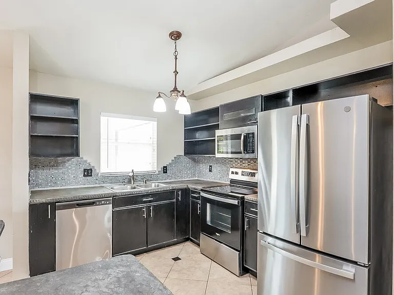 811 SW 14th Pl — Photo 8