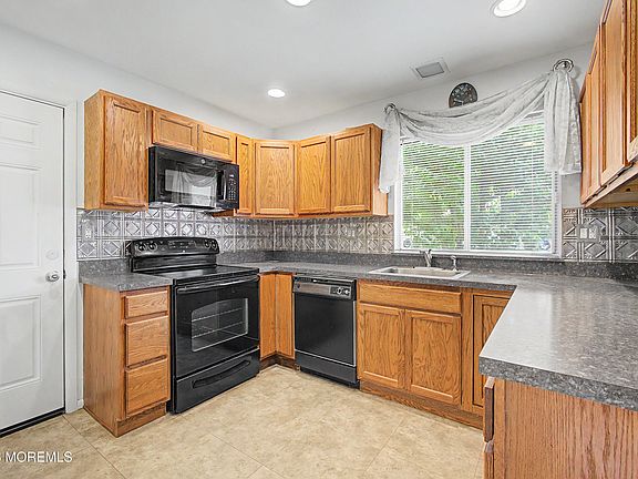 5th image of 871 Liverpool Circle #B