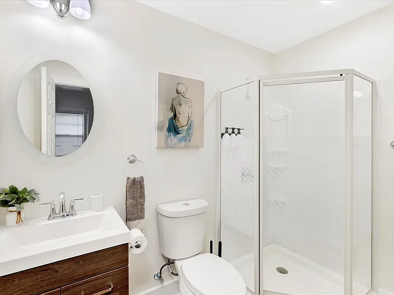 +2nd bathroom
+Standup shower