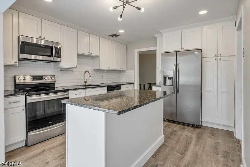 4 bed, 3.0 bath, $4,350 — Photo 4