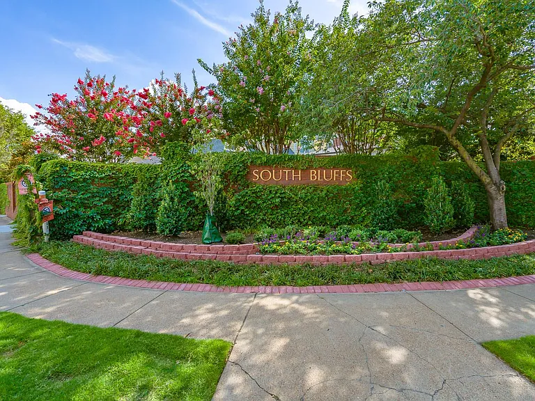 South Bluffs Apartments — Photo 43
