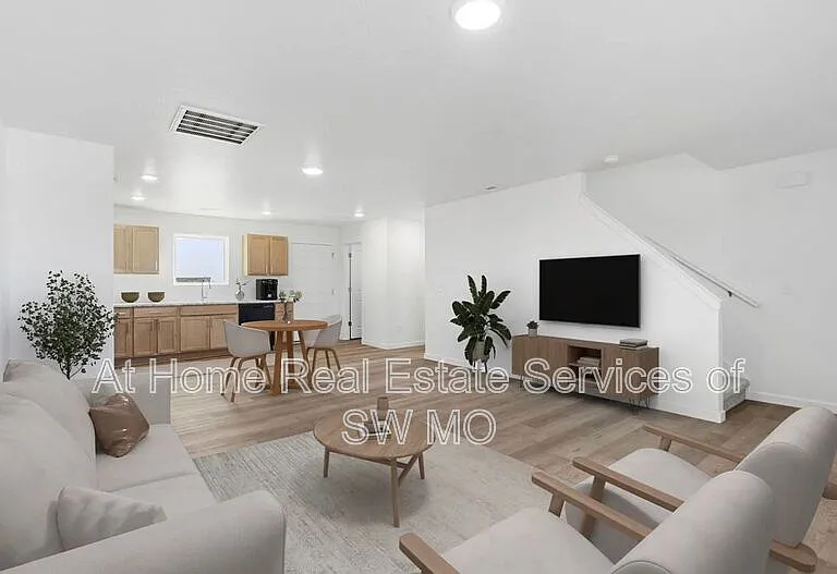 1035 W Madison Dr — Photo 2