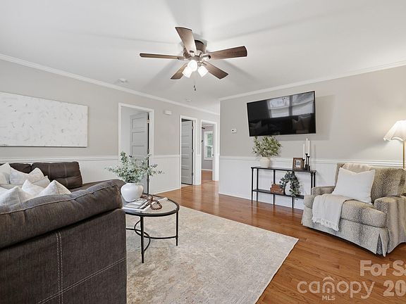 4th image of 1293 Hickory Nut Ln