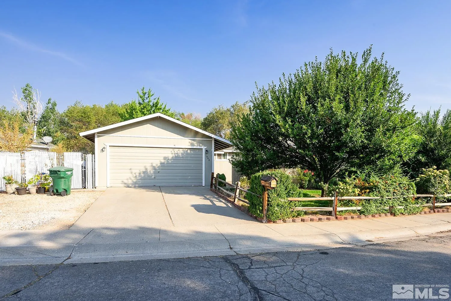 944 Opalite Dr photo 1