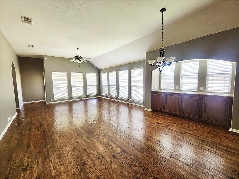 2200 Shannon Dr — Photo 6