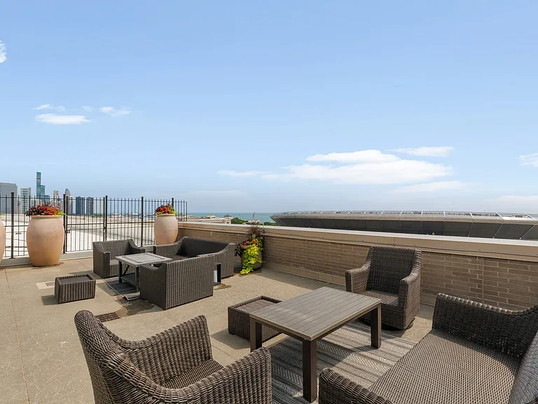 1515 S Prairie Ave #705 — Photo 23