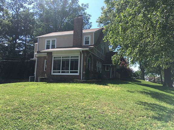 2nd image of 2820 Douglas St