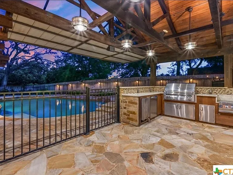 3069 Summit Dr — Photo 2