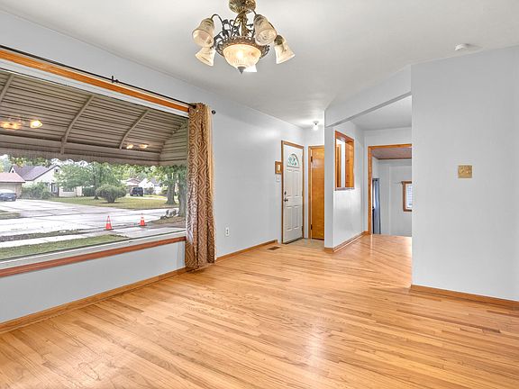 4th image of 2209 Deering St