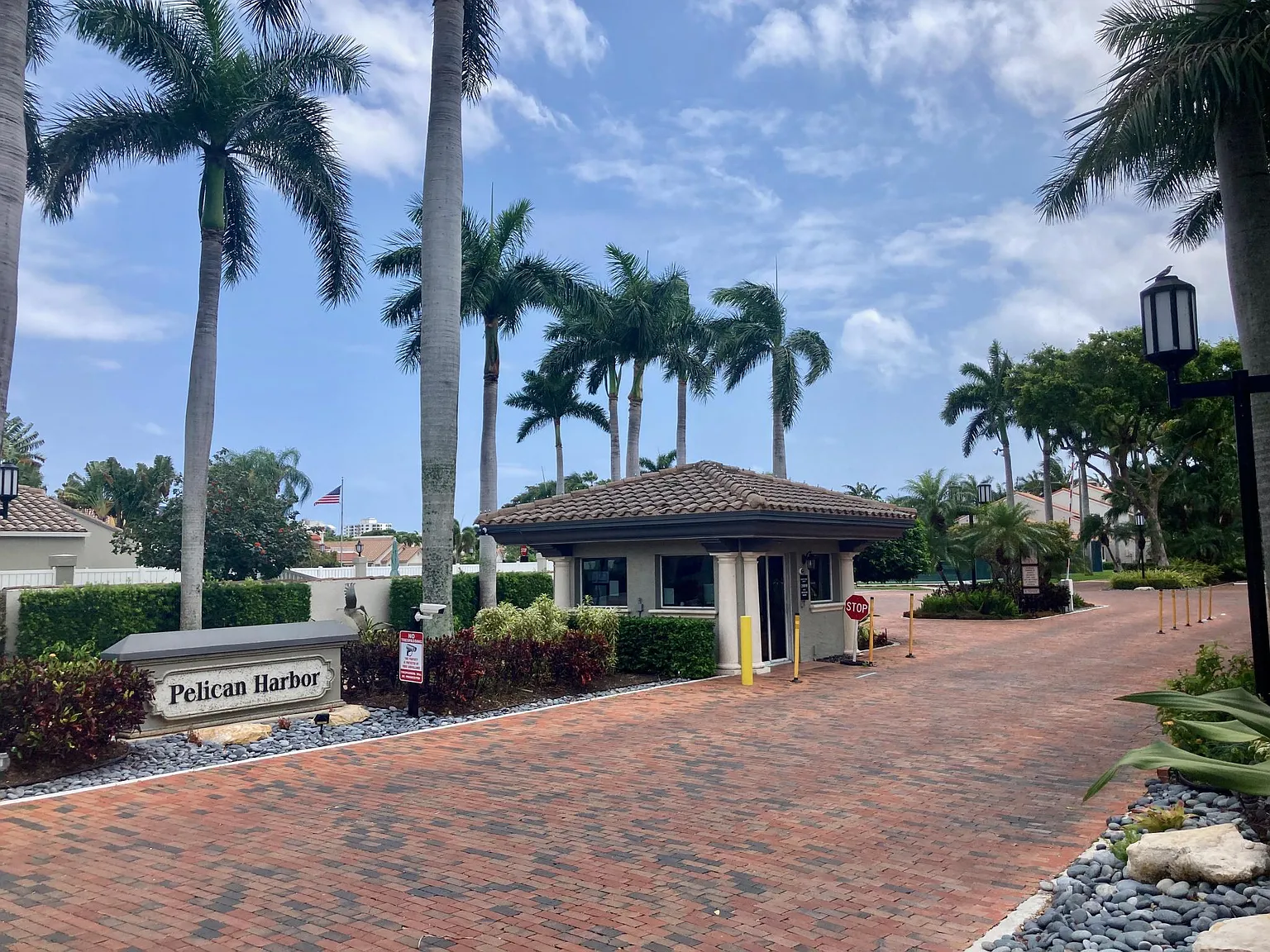65 Pelican Pointe Dr — Photo 1