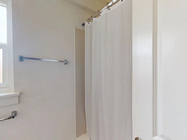 6625 Bancroft Ave — Photo 10