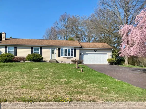 9021 Independence Dr, Green Lane, PA 18054