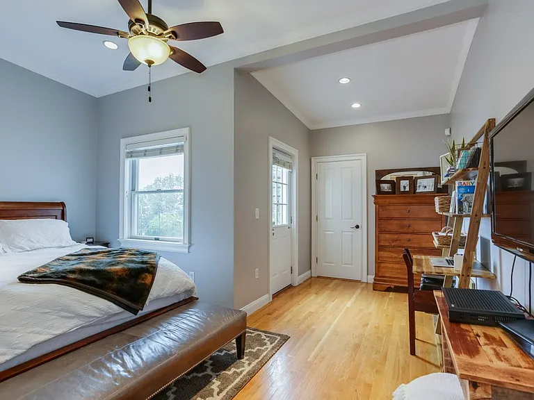214 W 7th St #2L — Photo 47