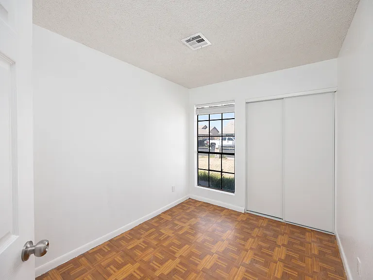 7351 W Oregon Ave — Photo 13