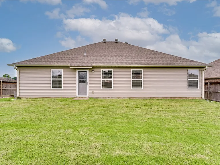 705 SW River Rock St — Photo 23