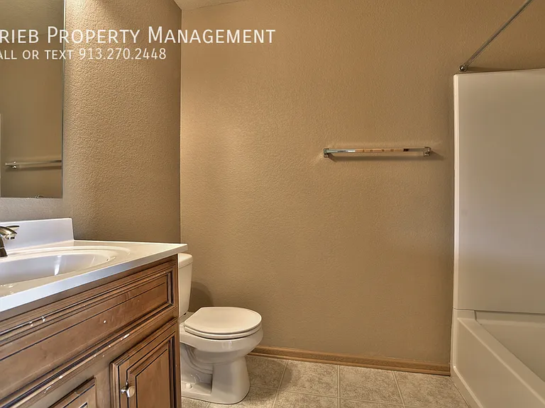 824 Woodson Ct — Photo 17