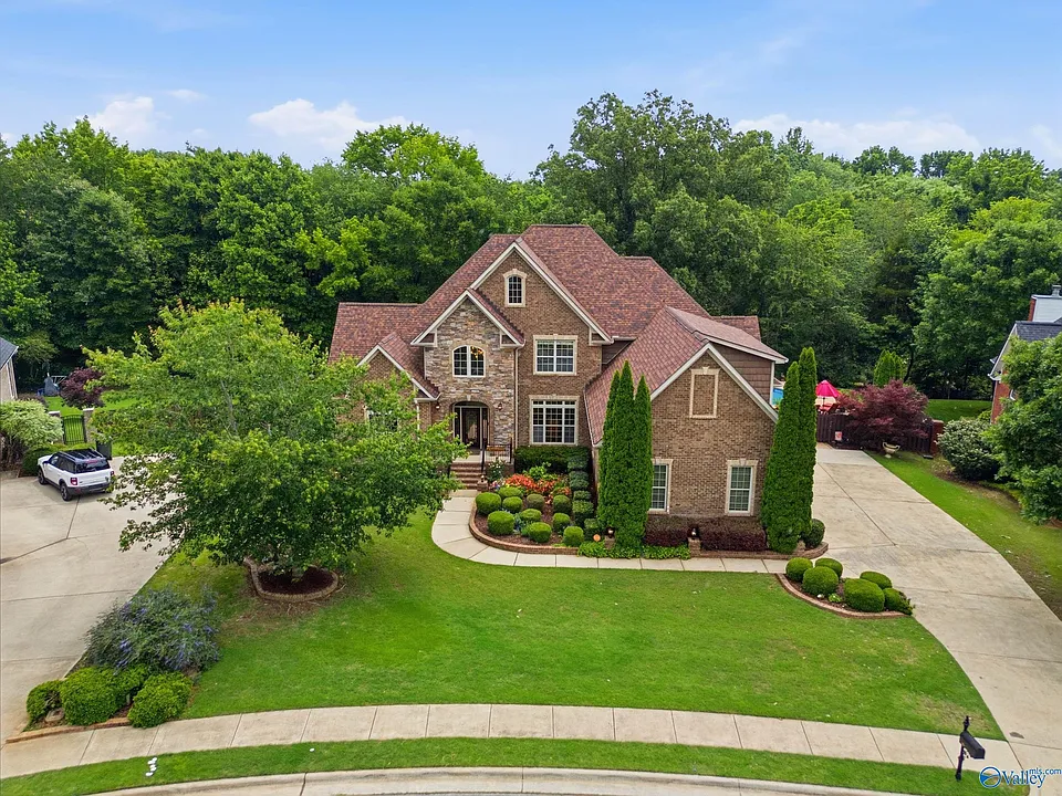 125 Foxfield Dr