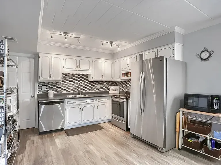 501 Camelot Dr #2B — Photo 1