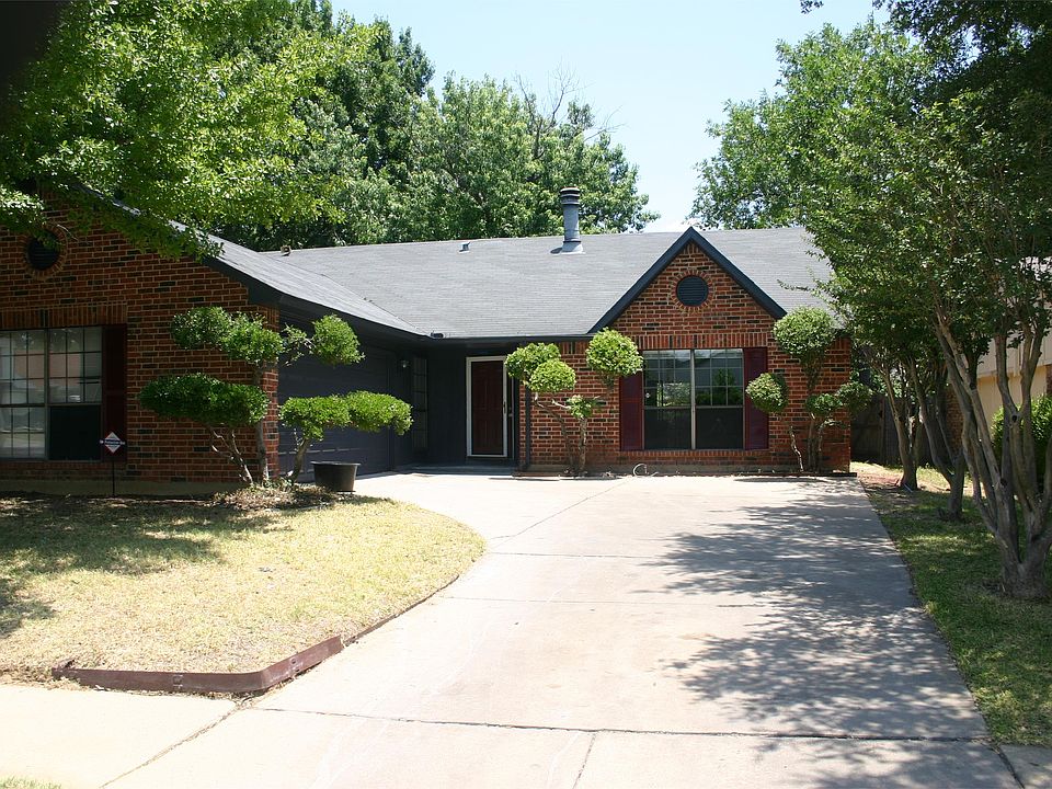 Nice curved driveway and 2 car garage.