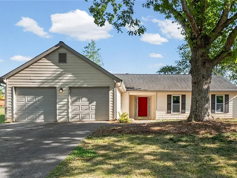 1194 Meadow Oaks Dr NW — Photo 1