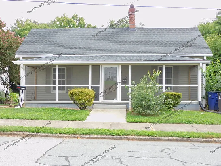 936 Albert St — Photo 1