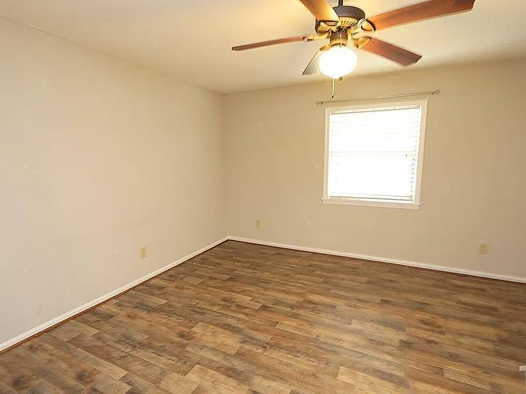 131 Kingsbury Dr — Photo 9