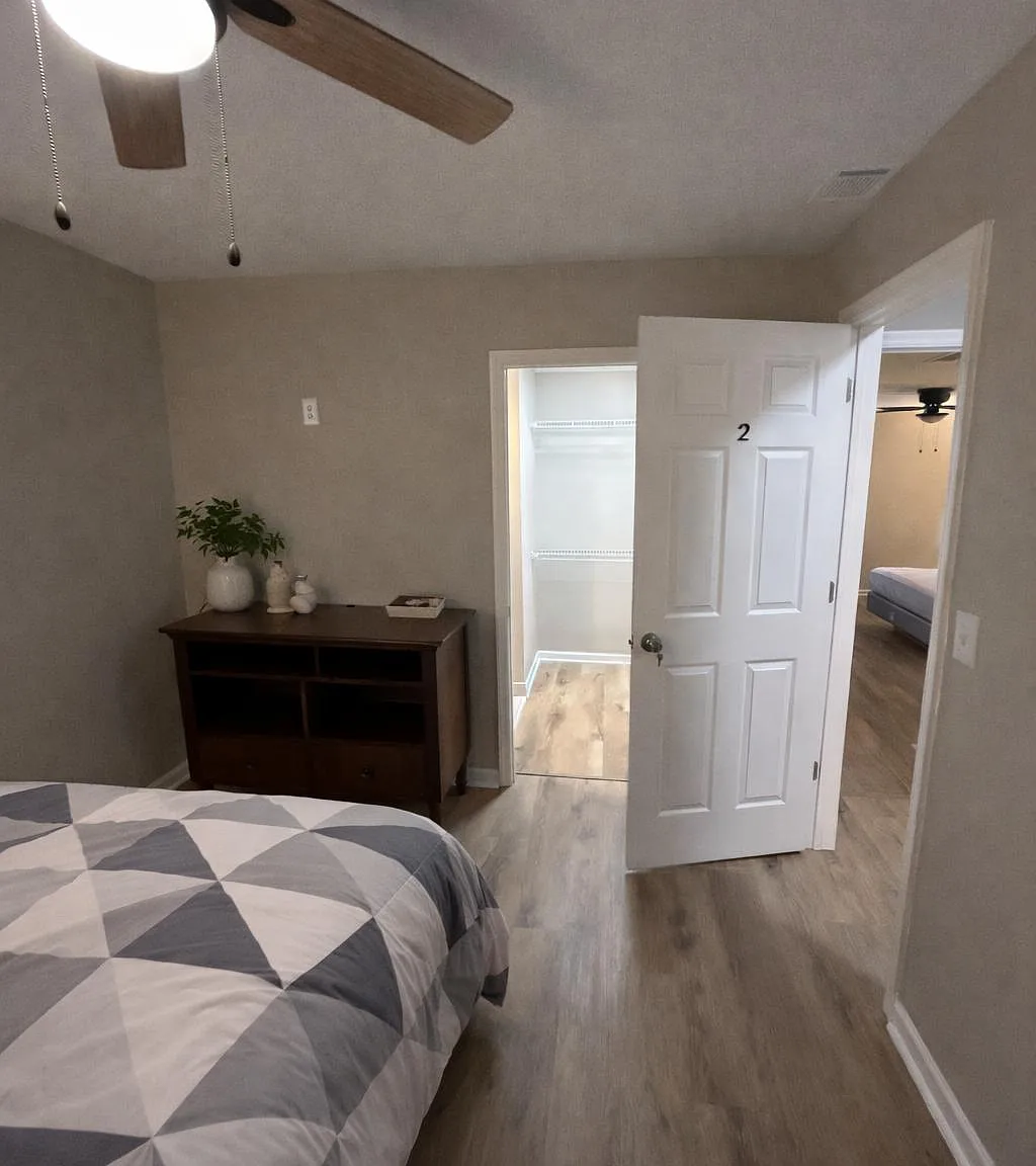 4 bed, 5.0 bath, 1800 sqft, $936 — Photo 2