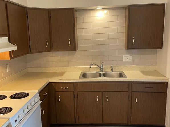 Immaculate Updated 1 and 2 Bedrooms with 1 Bath, 4604 Governors Dr APT 2, Rockford, IL 61109