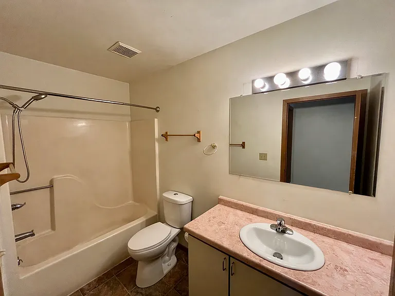 810 S State St — Photo 25
