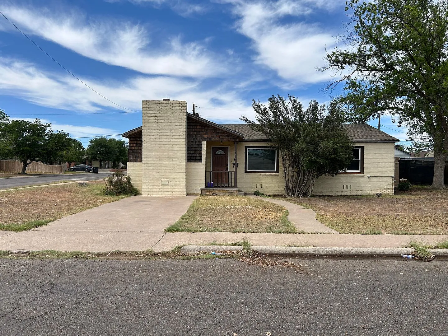 Large Family Home! — Photo 1