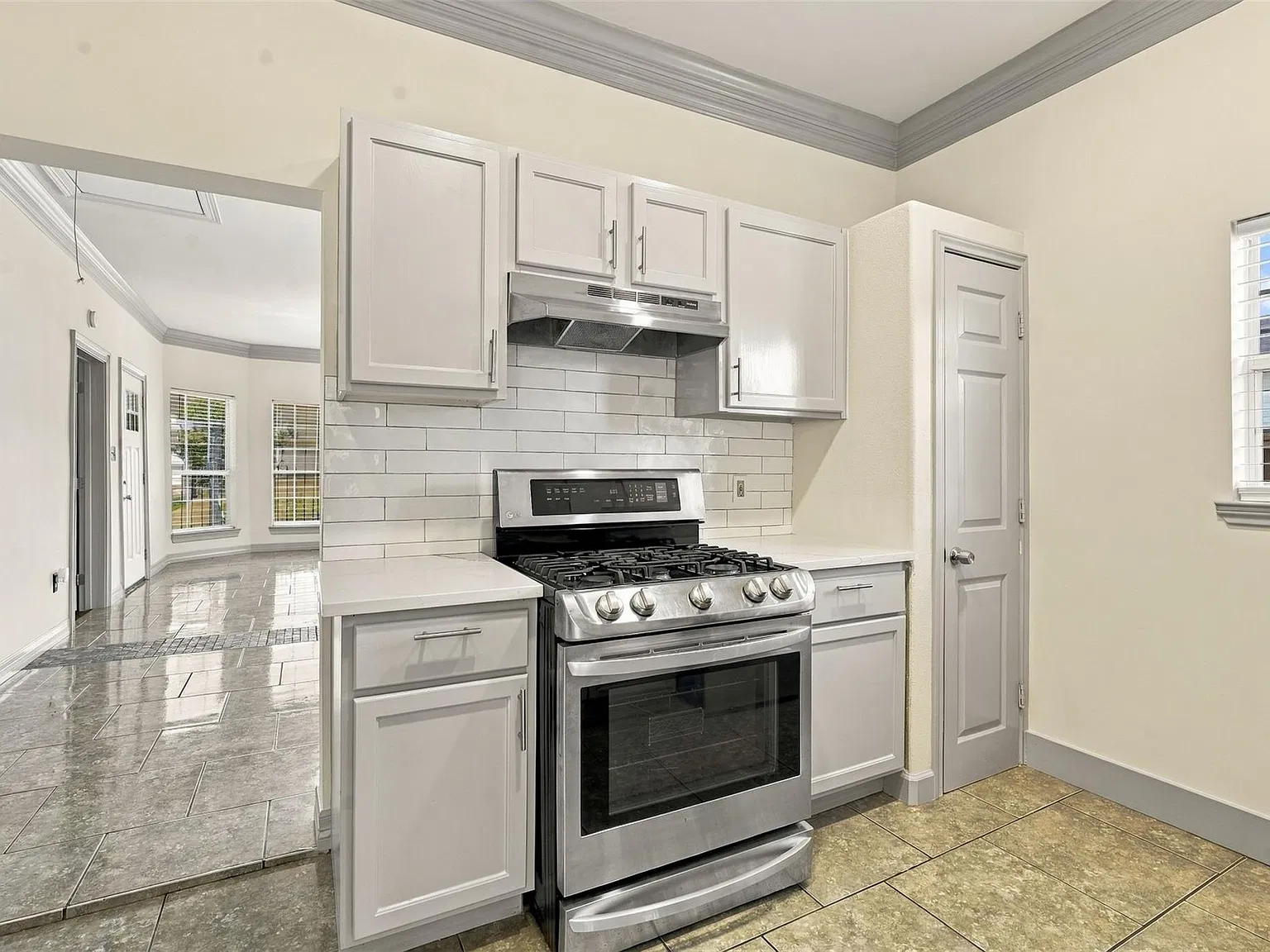 2 bed, 1.0 bath, 1027 sqft, $2,100 — Photo 4