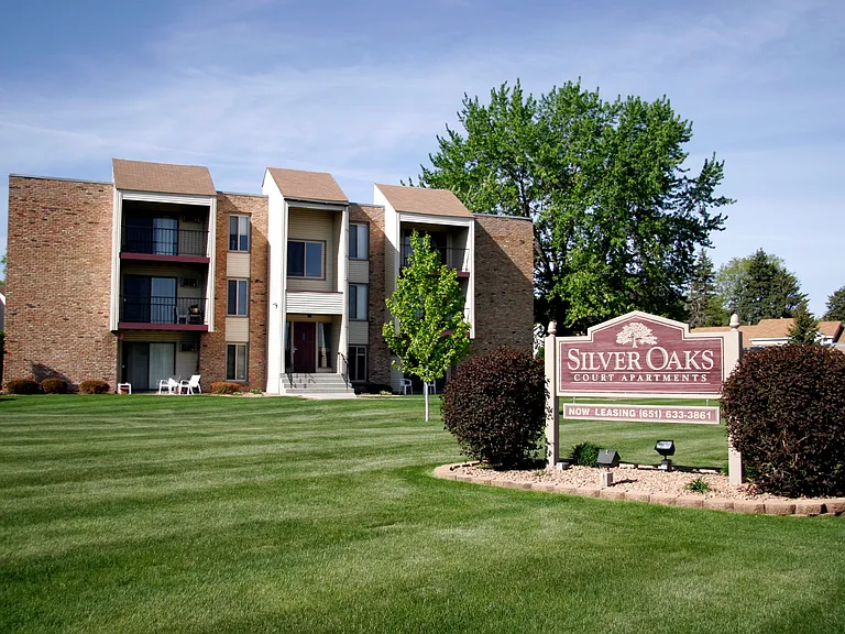 Silver Oaks Court Apartments — Photo 2