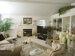 Living room :: 1043 Annapolis Dr.